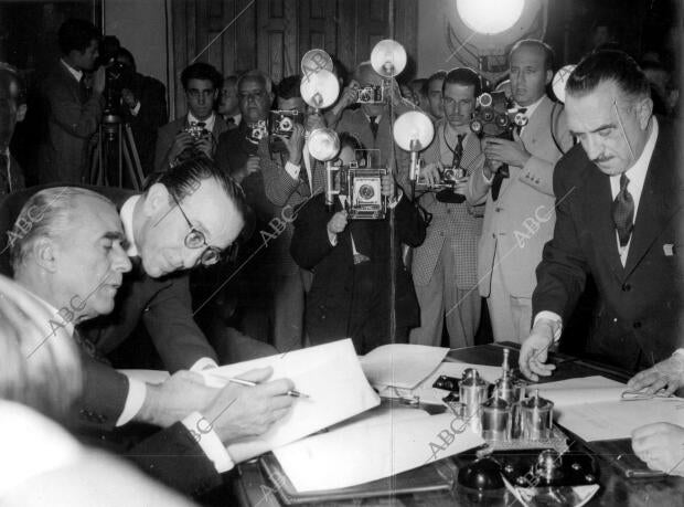 , el embajador de Estados Unidos Mr. James C. Dunn Atiende A los Medios