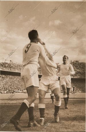 En la imagen los jugadores del Real Madrid se abrazan celebrando el cuarto gol...