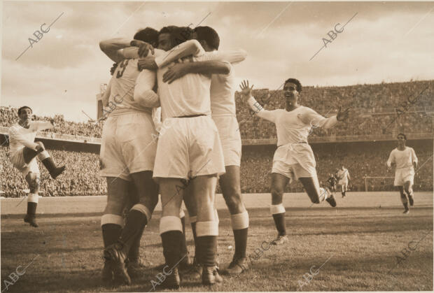 En la imagen los jugadores del Real Madrid se abrazan celebrando el cuarto gol...