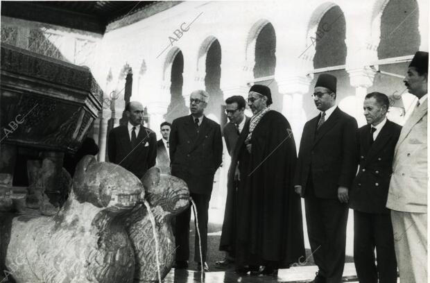 el Rey Idriss I en el patio de los Leones de la Alhambra de Granada, durante la...