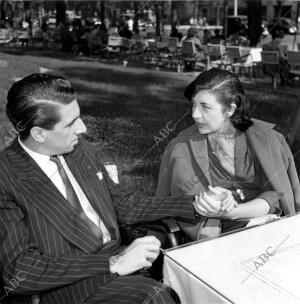 Una imagen de Ana María Matute conversando con su marido, el escritor Ramón...
