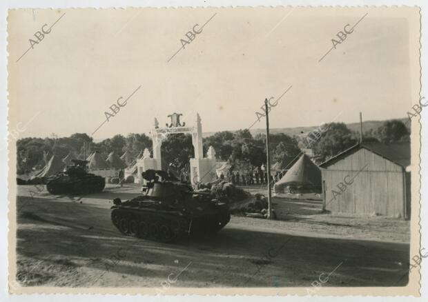 Los carros de combate saliendo del campamento de Montes de la Reina para...