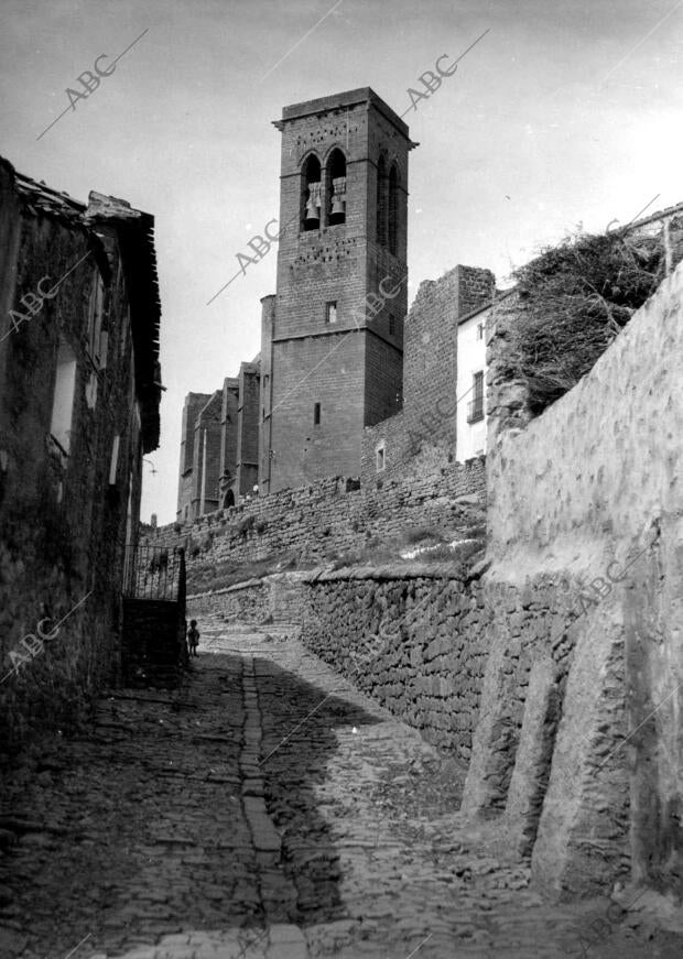 Una de las Calles del pueblo de Artajona donde se Visualiza el Campanario de la...