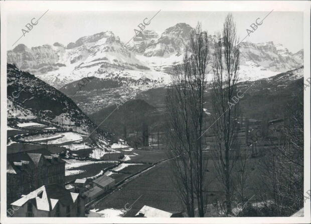 Pirineo oscense en Invierno. Valle de Tena, en Panticosa. Se Observa la Peña...