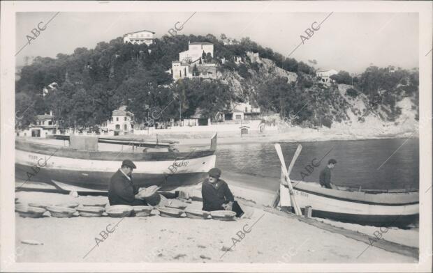 Lloret de Mar (Gerona), 1954 (Ca.). Pescadores en la playa de La Caleta