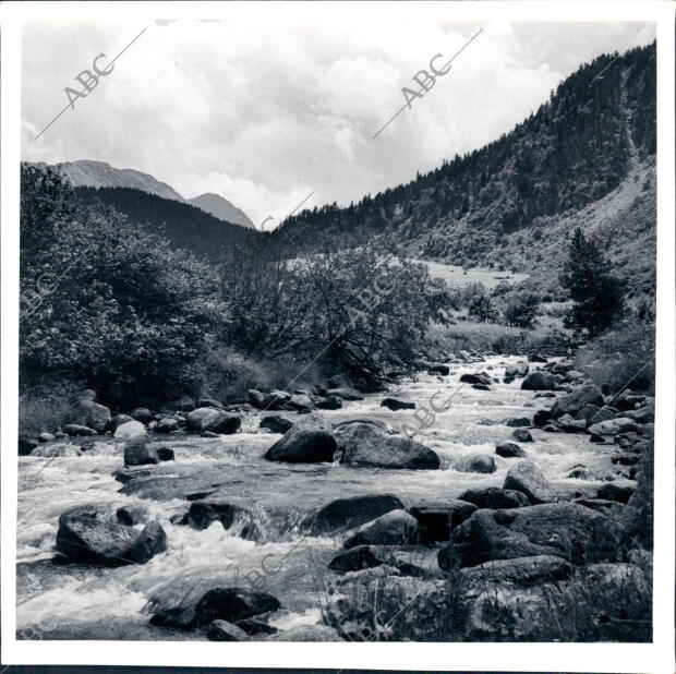 El río Aiguamoix, que Sigue el camino que lleva su nombre por Paisajes y Bosques...