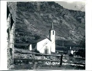 Una iglesia en la falda del monte