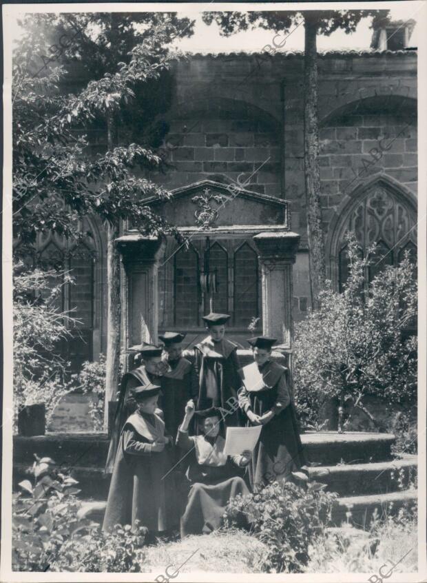 La lección de canto en el Jardin del claustro de la catedral