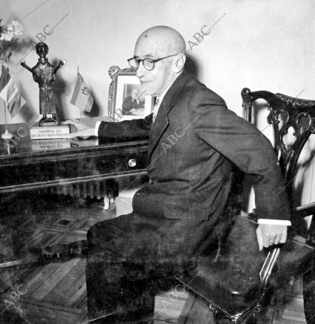 Jacinto Benavente en el despacho de su casa