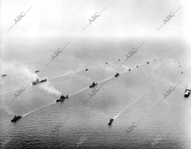 He aquí una bellísima fotografía, obtenida desde el aire, de los buques que...