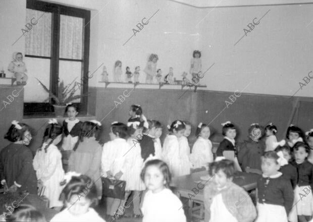 Niñas del colegio nacional padre Manjón, en el barrio de santa Marina, en torno...