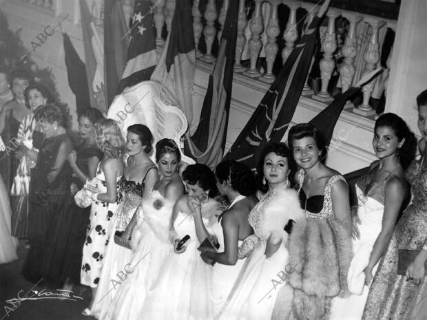 Arriba, Liz Taylor y ágata Lys en 1973