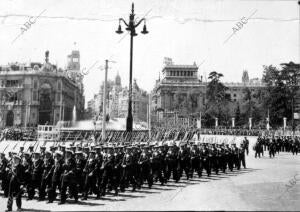 Una de las Unidades de la Armada, A su paso por la Cibeles