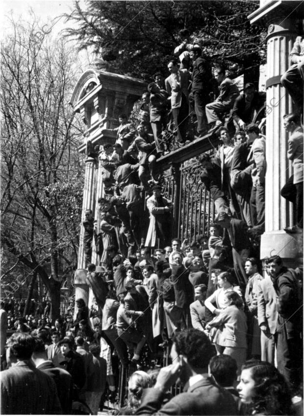 La gente Observando el desfile de la victoria de 1954