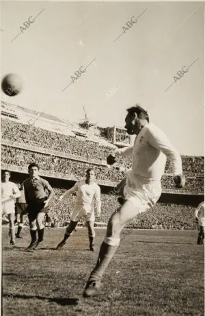 En la imagen, Di Stefano remata un centro de Atienza, que sería el primer gol...