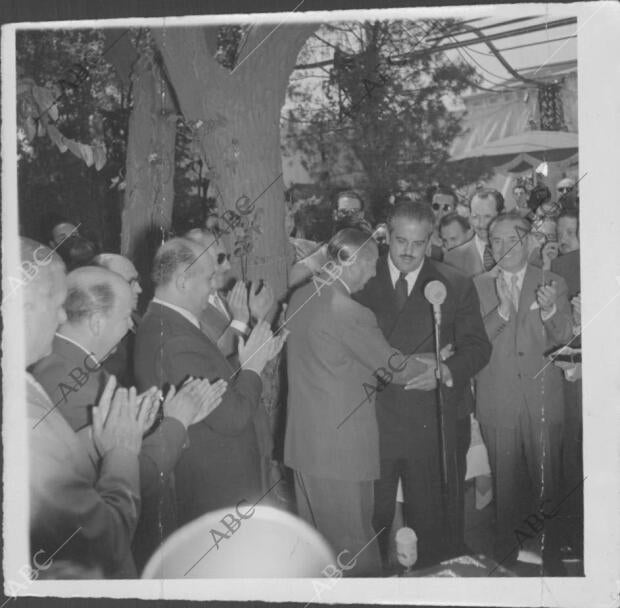 La medalla del trabajo A Chicote: el ministro de Trabajo, señor Girón de...