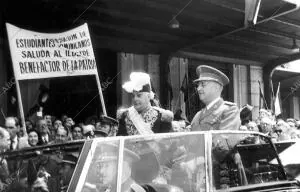 En la Imagen, Recorriendo las Calles de Madrid en compañía del jefe del Estado,...