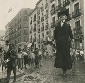 Las fiesta dedicadas a San Lorenzo dieron comienzo con un desfile de gigantes y...