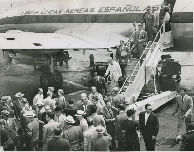 Fueron recibidos por el cónsul general de España, D. Román de Presilla y otras...