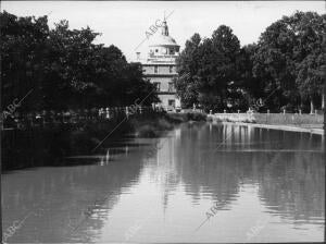 El Palacio y sus arboledas se reflejan en las aguas del Tajo