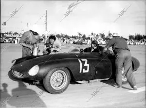 El Marqués de Portago en su Ferrari durante la disputa de las 210 Millas de...