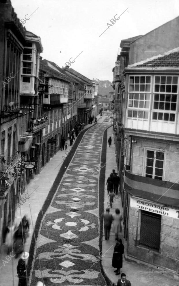 Alfombras de Flores en una de las Calles Principales del pueblo Pontáreas...