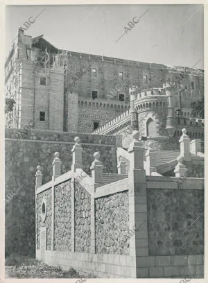Guerra civil, el alcazar de Toledo durante su restauracion, visto desde la parte...