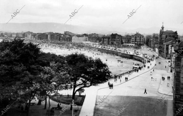 Vista de campo Valdés y la playa en Gijón (Asturias)