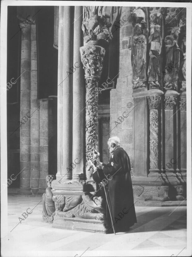 Santiago de Compostela: un peregrino en el pórtico de la Gloria