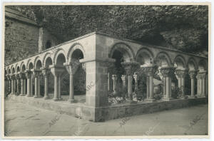 El claustro contiguo a la iglesia del Monasterio Viejo, con sus arcos románicos