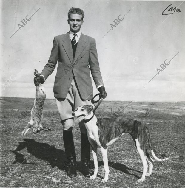 S.A.R. el Príncipe Don Juan Carlos de Borbón posa con la perra Ventolera,...
