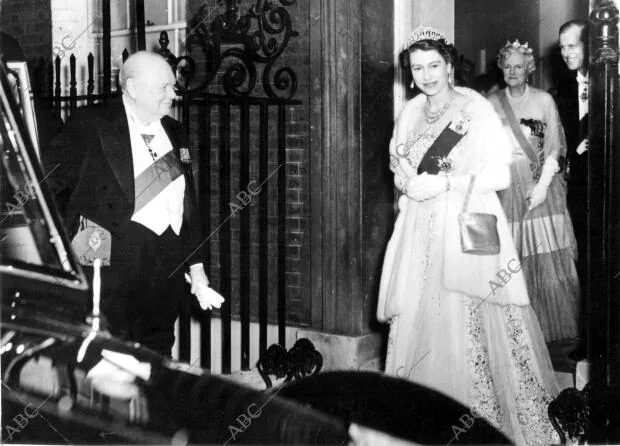 S.M. la Reina Isabel II de Inglaterra sale del nº 10 de Downing Street, dónde...