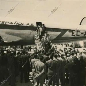 De camino a Sevilla, llegaron a bordo del «Constellation»«La Pinta» un grupo de...