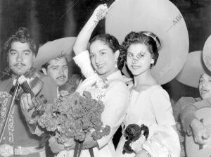 Lola Flores y su hermana Carmen, a su llegada a México