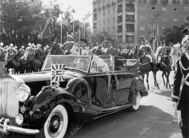 Los reyes de Jordania a su paso por las calles de Madrid, camino del Palacio de...