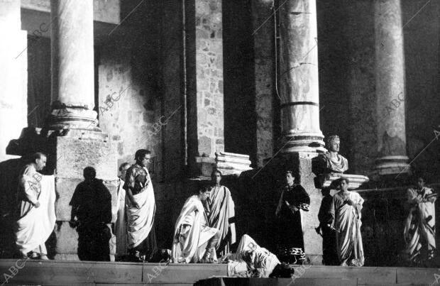 Un aspecto del Teatro Romano emeritense, durante la representación del «Julio...