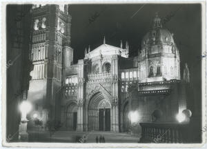La Catedral de Toledo, iluminada con potentes reflectores cedidos por el...