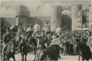 La cabalgata del heraldo, acompañada de gigantes y cabezudos, recorre las...