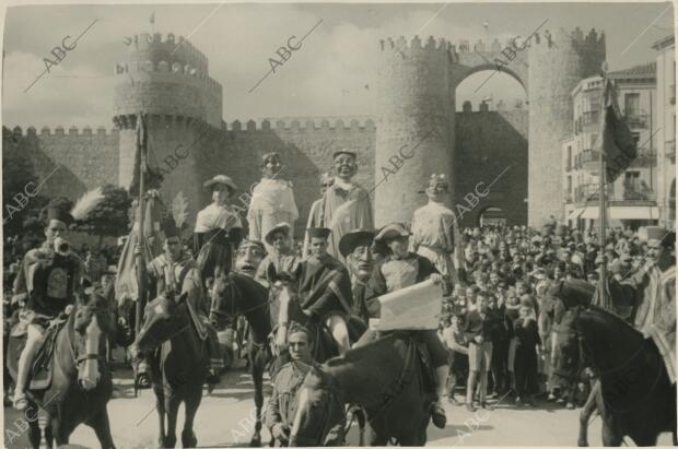 La cabalgata del heraldo, acompañada de gigantes y cabezudos, recorre las...