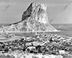 Panorámica del pueblo de Calpe, y al Fondo, el Peñon de Ifach