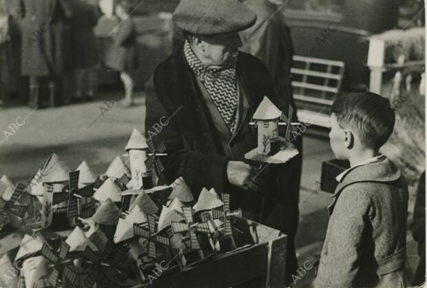 Ya han sido instalados los puestos de juguetes de Navidad, donde los pequeños y...