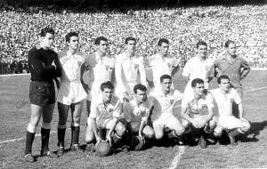 El equipo del Sevilla C. F. que jugo la final de la copa del generalísimo frente...