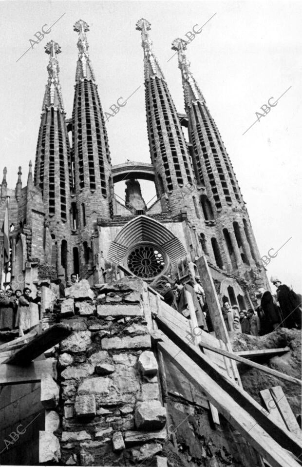 En el templo de la sagrada familia se celebró con toda solemnidad el día de la...