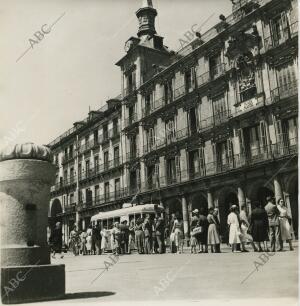 La plaza Mayor unos días antes de desaparecer los tranvías