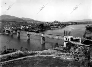 Tuy (Pontevedra), 1956. Puente sobre el río Miño