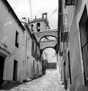 Calle del pueblo de Oropesa, al fondo la Iglesia (Toledo)