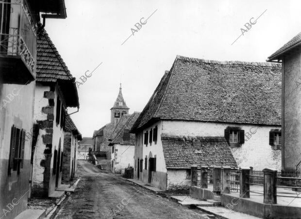 Una de las Calles del pueblo Espinal. Al Fondo, se ve la Iglesia (Navarra)