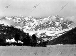 Vista de los Picos de Europa desde Camaleño en pleno invierno