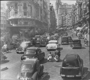 Tráfico en la gran vía Madrileña en 1956