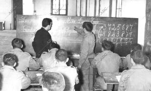 Grupo de Alumnos del ejército en clase Aprendiendo A Leer